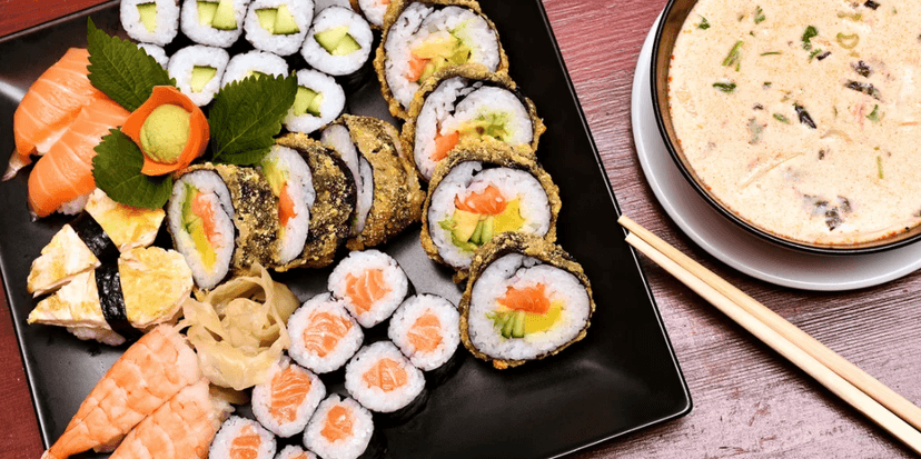 Polévka, tempura, sushi i dezert pro 2