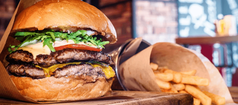 Hovězí nebo vepřový burger dle výběru + hranolky