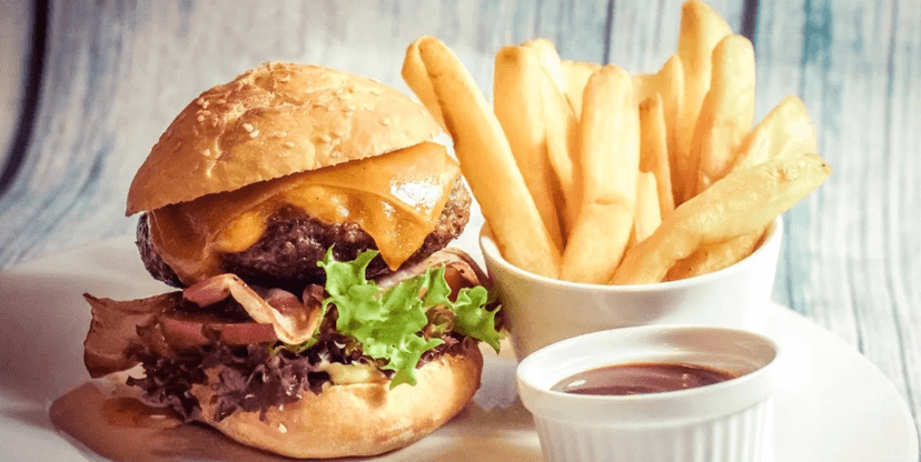 Krůtí burger s gril. ananasem a steak. hranolky