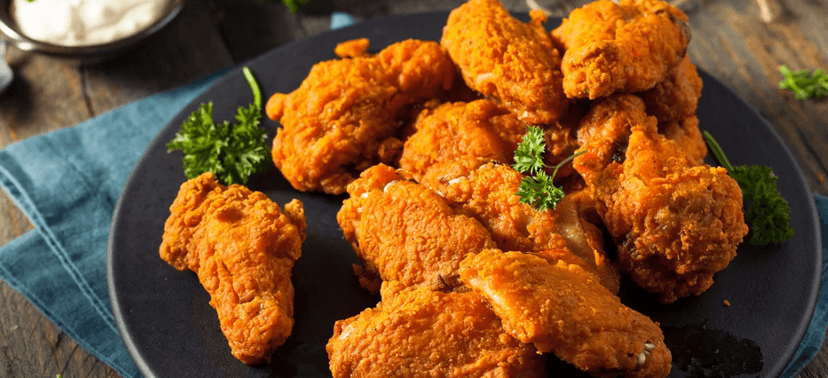 1 kg smažených pikantních křidýlek + pečivo