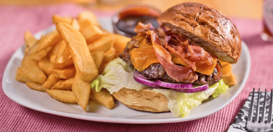 2 burgery s hranolky, polévka, salát i dezert