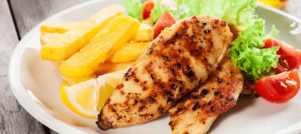 Svěží předkrm, šťavnatý steak a lahev vína pro 2