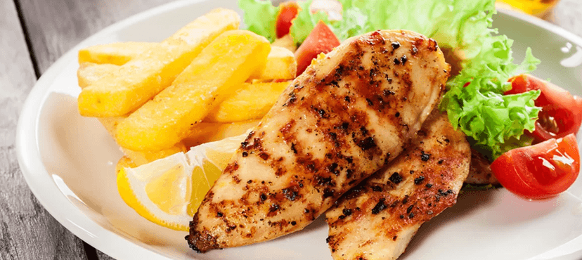 Svěží předkrm, šťavnatý steak a lahev vína pro 2