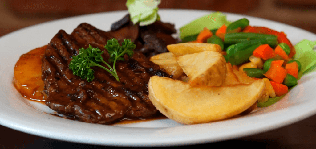 Steak kuřecí s cibulkou či vepřový s ananasem 