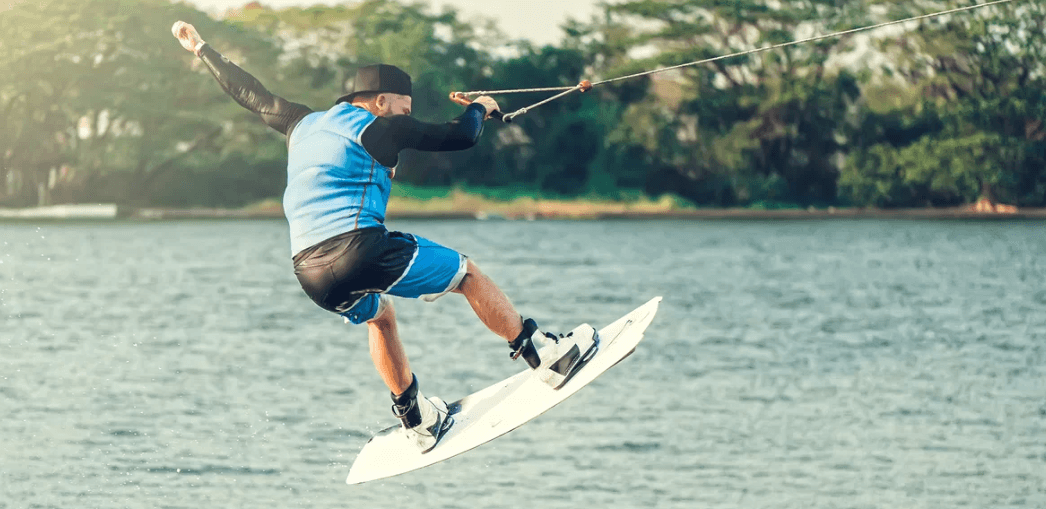 Parádní jízda po vodní hladině - wakeboarding