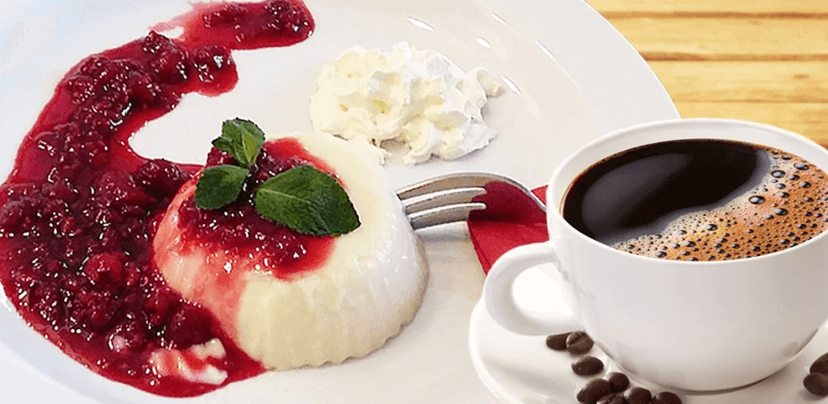 Dvě cappuccina nebo kávy a dezerty panna cotta
