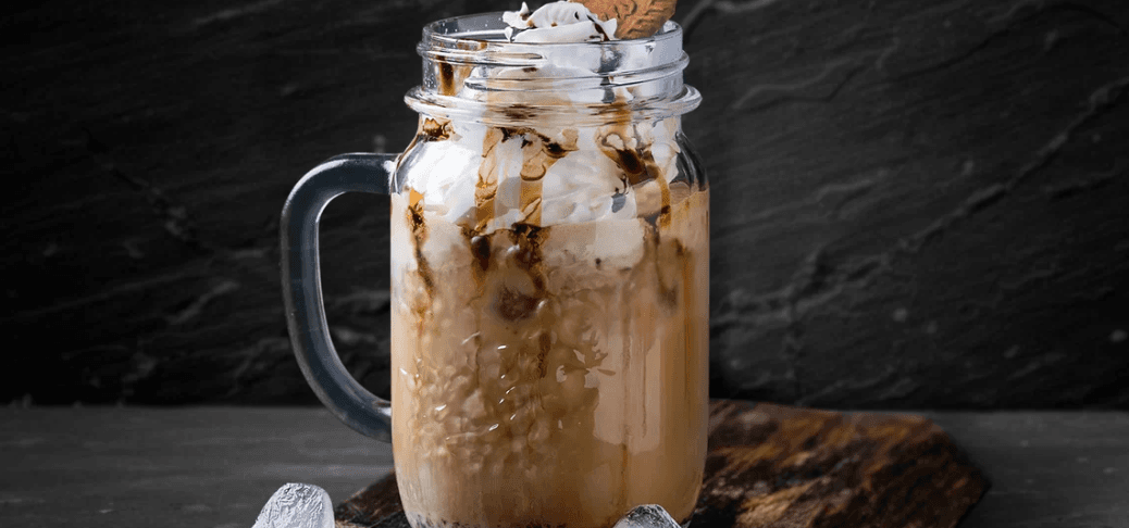 2 ledová frappé s Baileys, šlehačkou a sušenkou