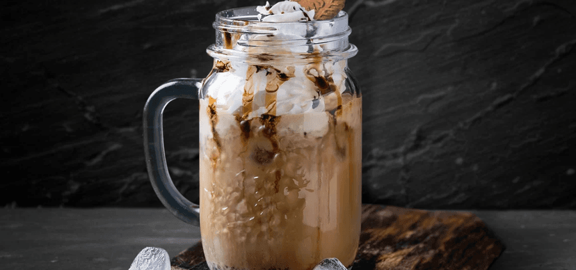 2 ledová frappé s Baileys, šlehačkou a sušenkou