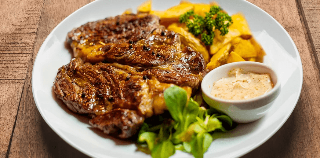 250g steak Rib eye , hranolky, salát
