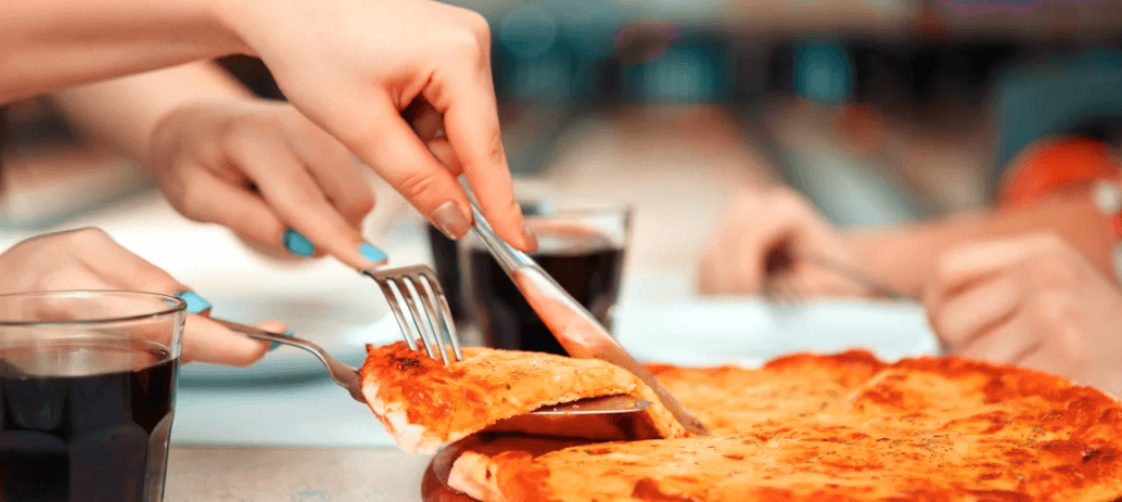 Hodina bowlingu a čerstvě upečená pizza