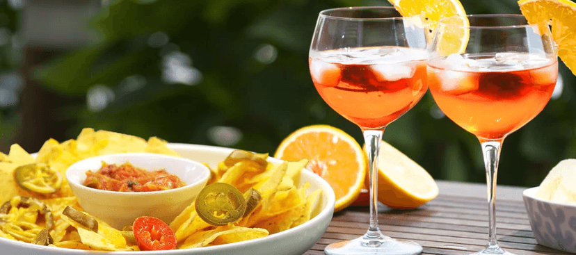 2 drinky Aperol Spritz a porce mexických nachos