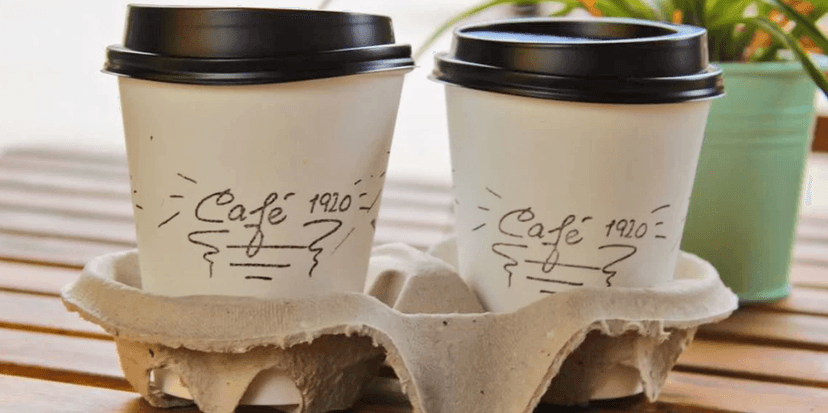 Dva kelímky plné kávy z Café 1920 