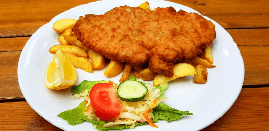 Vepřový řízek přes celý talíř (250 g) + obloha