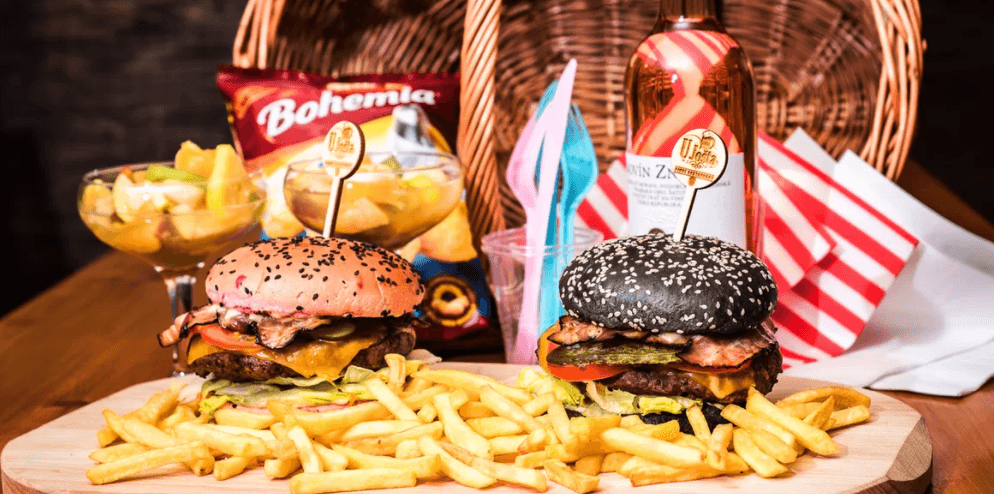 Hamburgery, víno, ovocný salát i chipsy