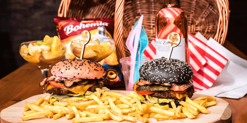 Hamburgery, víno, ovocný salát i chipsy