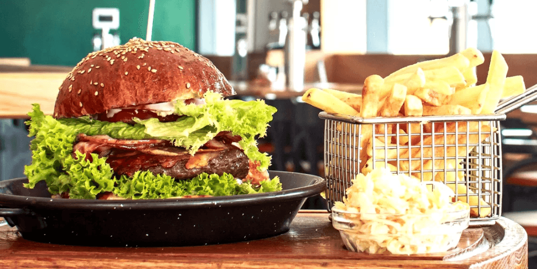 1× burger dle výběru + hranolky a salát Coleslaw 