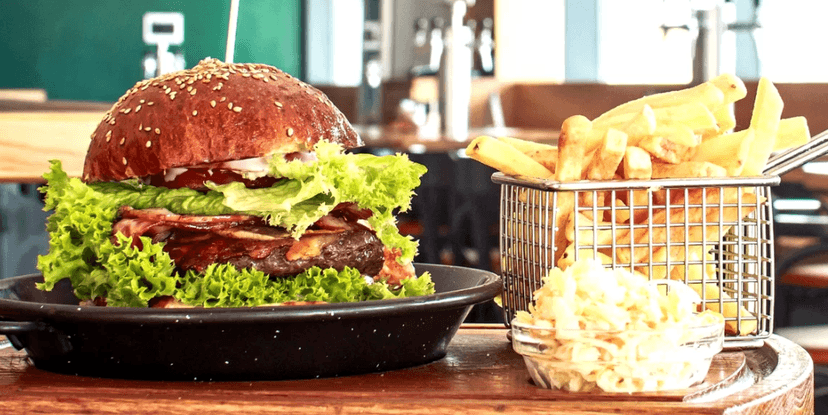 1× burger dle výběru + hranolky a salát Coleslaw 