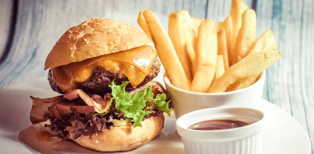 2 burgery ve španělském stylu a hranolky
