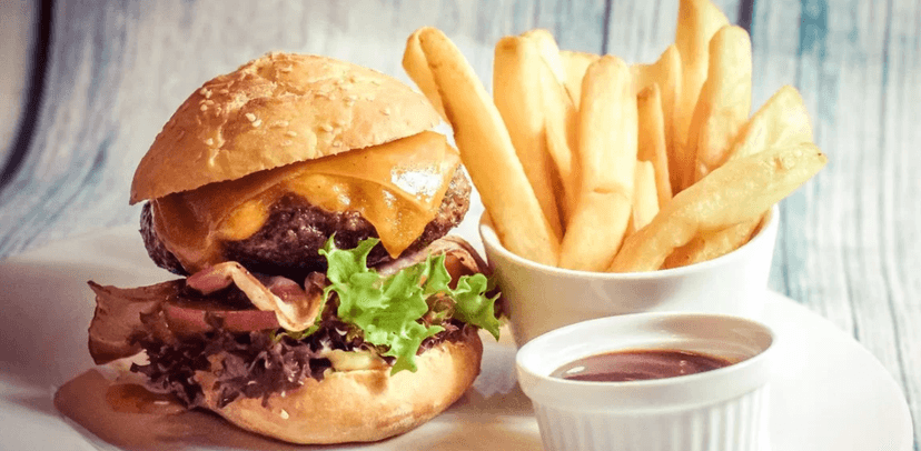 2 burgery ve španělském stylu a hranolky