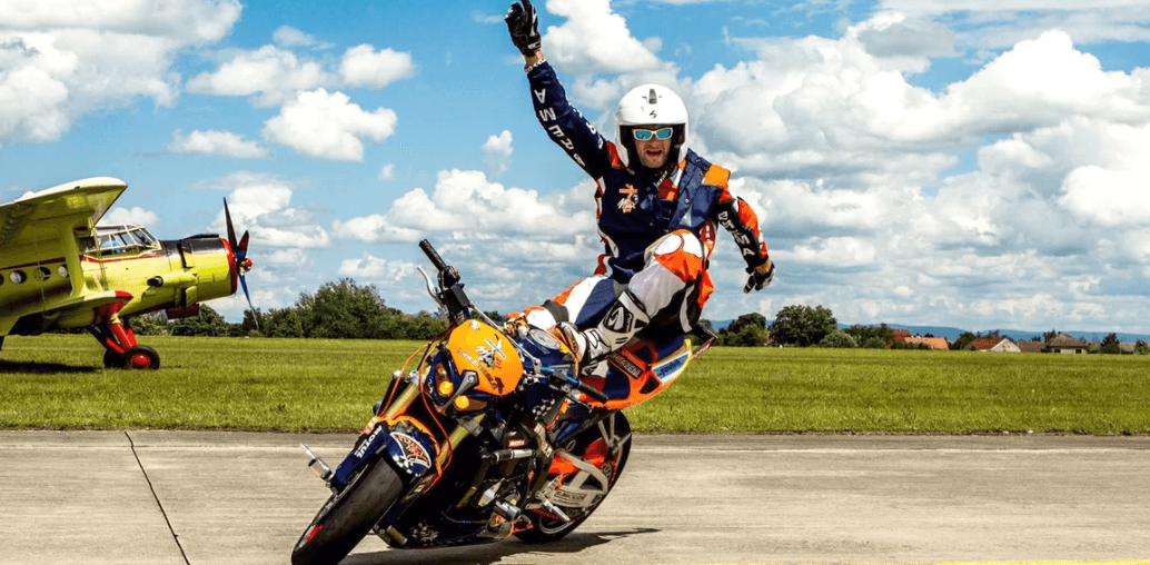 Kaskadérská motocyklová show a divoká spolujízda