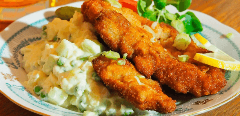 Smažený vepřový řízek (150 g) + bramborový salát