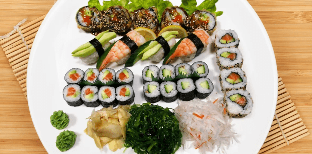 29 sushi kousků + zázvor, wasabi, řasy a salát