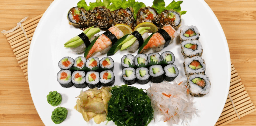 Sushi sety s lososem, avokádem i krevetou a úhořem