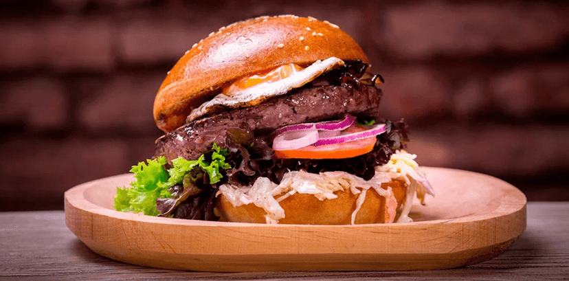 Burgerové menu s hranolky a pivním speciálem 