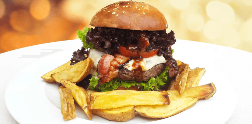 Hovězí burger v domácí bulce a hranolky