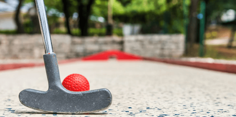 Hra minigolfu v Aquapalace