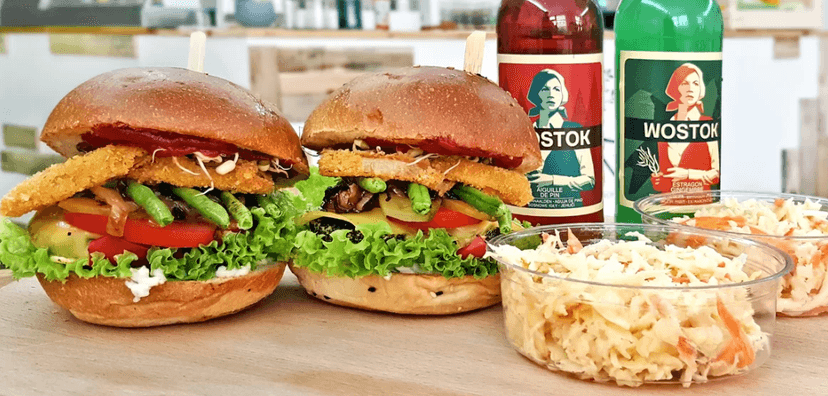 Kopřivový burger s domácí omáčkou,hranolky,limča