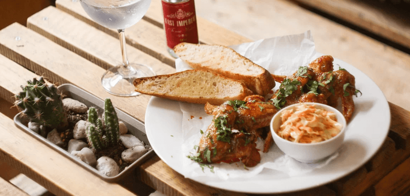 Kuřecí křídla s chipotle glazurou a Gin&Tonic