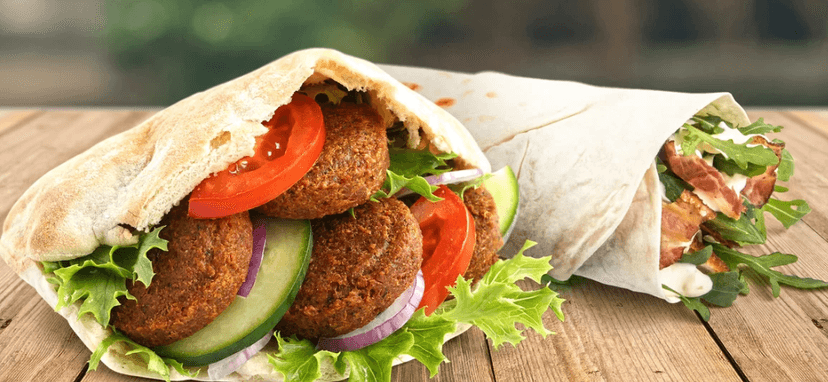 3 ks falafelu v housce plněné salátem a omáčkou 