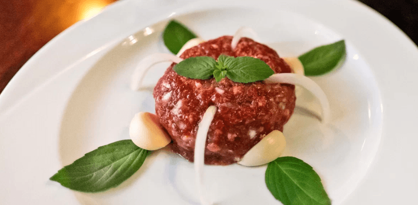 2× 150g míchaný tatarák s topinkami