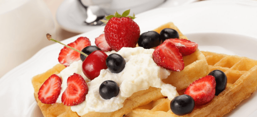 Frappé a špaldové wafle s lesním ovocem