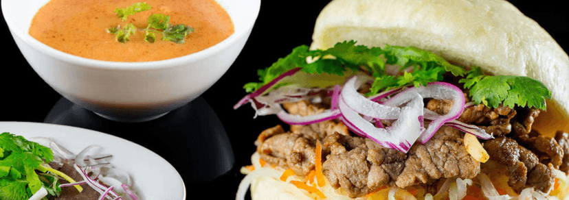 Burger v knedlíčkové housce a polévka Tom Yum