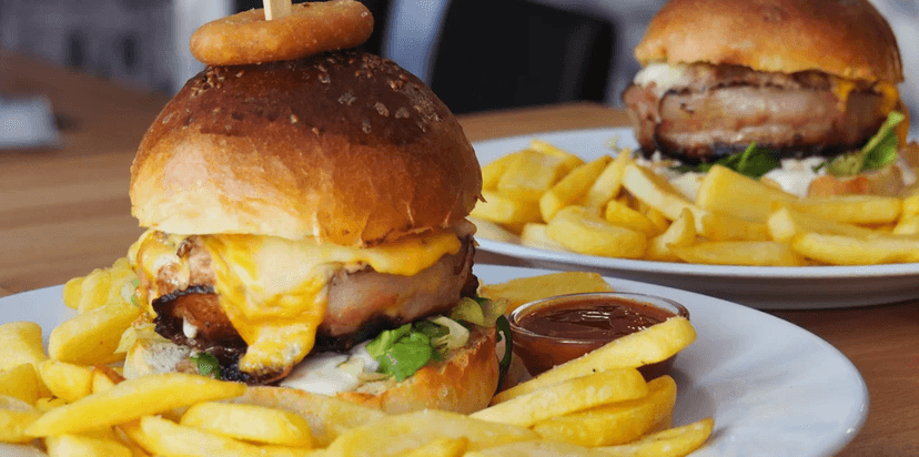 Grand Prix burger s hranolky a omáčkou