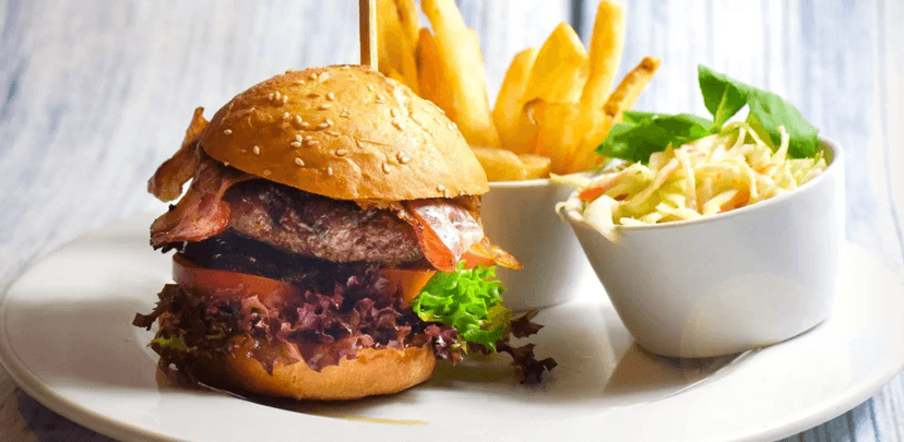 1× XXL Tenis burger + salát + bramb.lupínky