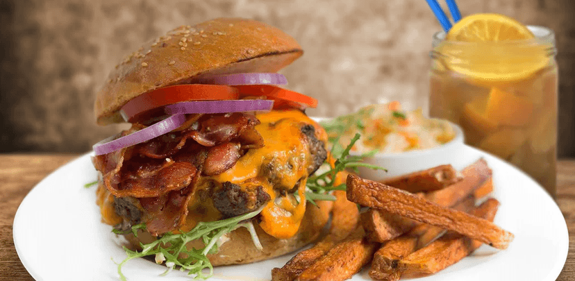 Burger se steakovými hranolky,salát,limonáda