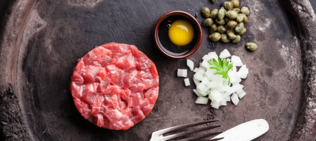 300g tatarák z hovězího mixu a 6 topinek