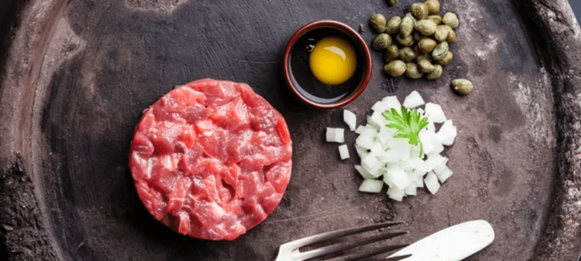 300g tatarák z hovězího mixu a 6 topinek