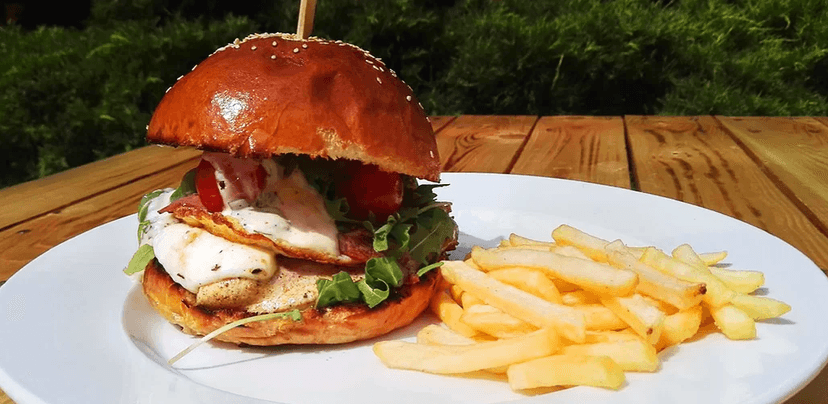 Kuřecí burger + hranolky