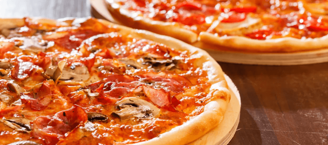 2× velká pizza s sebou o průměru 40 cm
