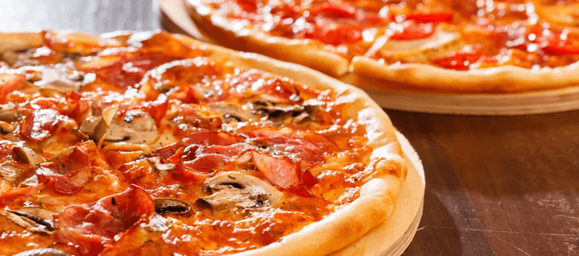 2× velká pizza s sebou o průměru 40 cm