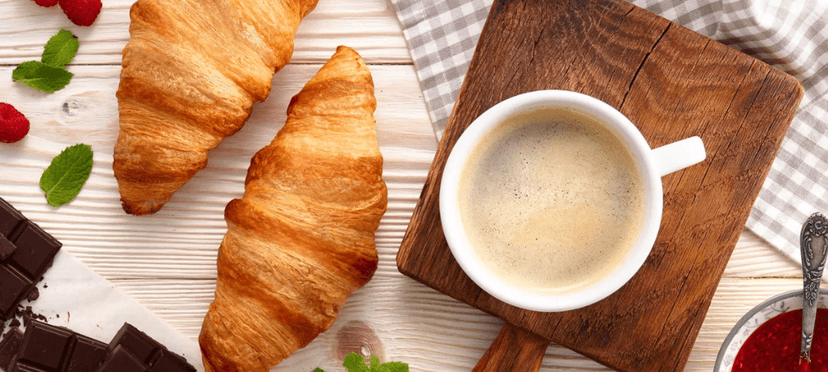 Křupavý croissant nebo horké maliny a voňavá káva