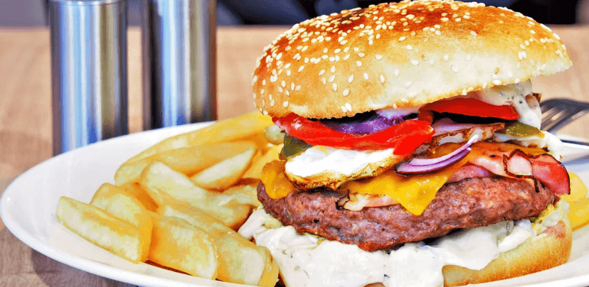 Maxi burger s extra náplní a steakovými hranolky