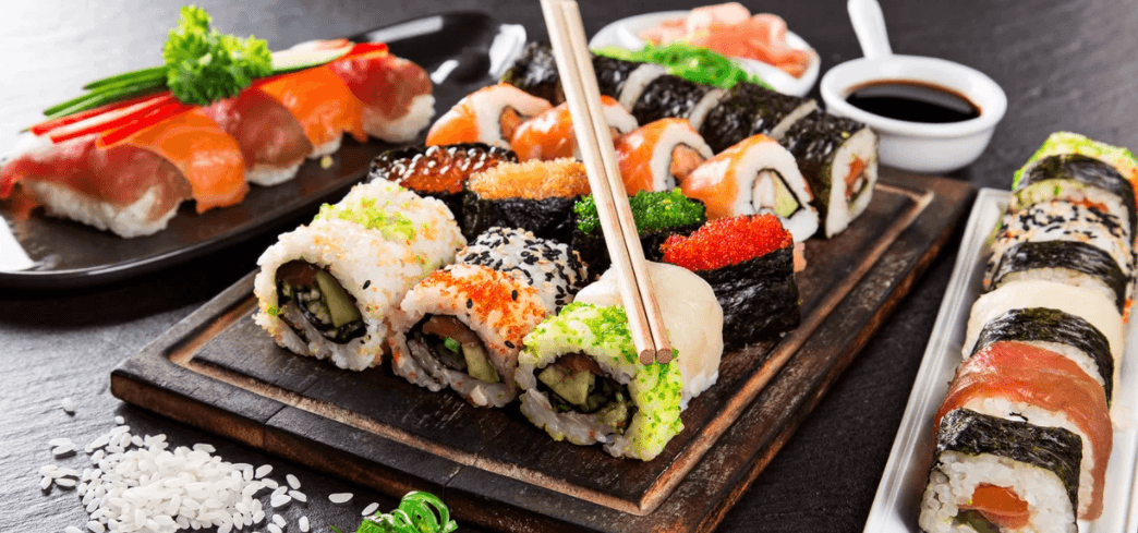 Sushi set: výběr ze 4 menu s rolkami i polévkami