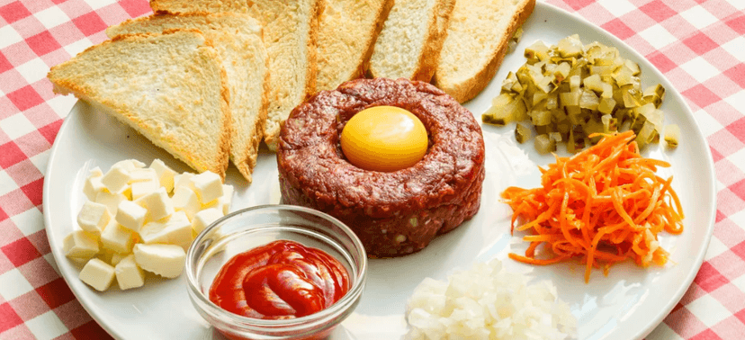 300g tatarák s neomezeným množstvím topinek
