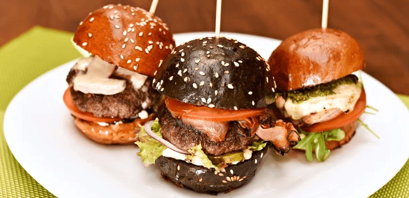 3× miniburger,černý, kuřecí a houbový + hranolky