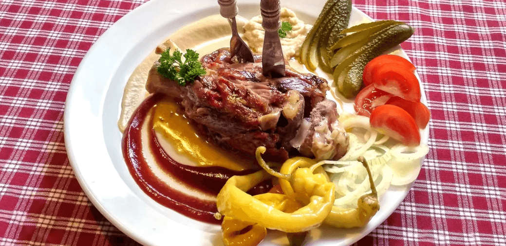 2× pečené vepřové koleno s pečivem a oblohou